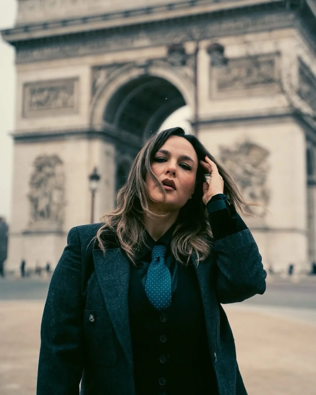 Photo by Alejandra 알레한드라 on February 19, 2026. May be an image of Sacré-Cœur, the Arc de Triomphe and text.