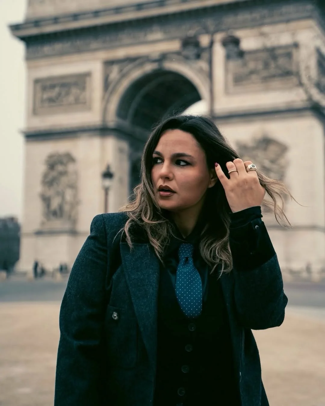 Photo by Alejandra 알레한드라 on February 19, 2026. May be an image of overcoat, beret, Sacré-Cœur, the Arc de Triomphe and text.