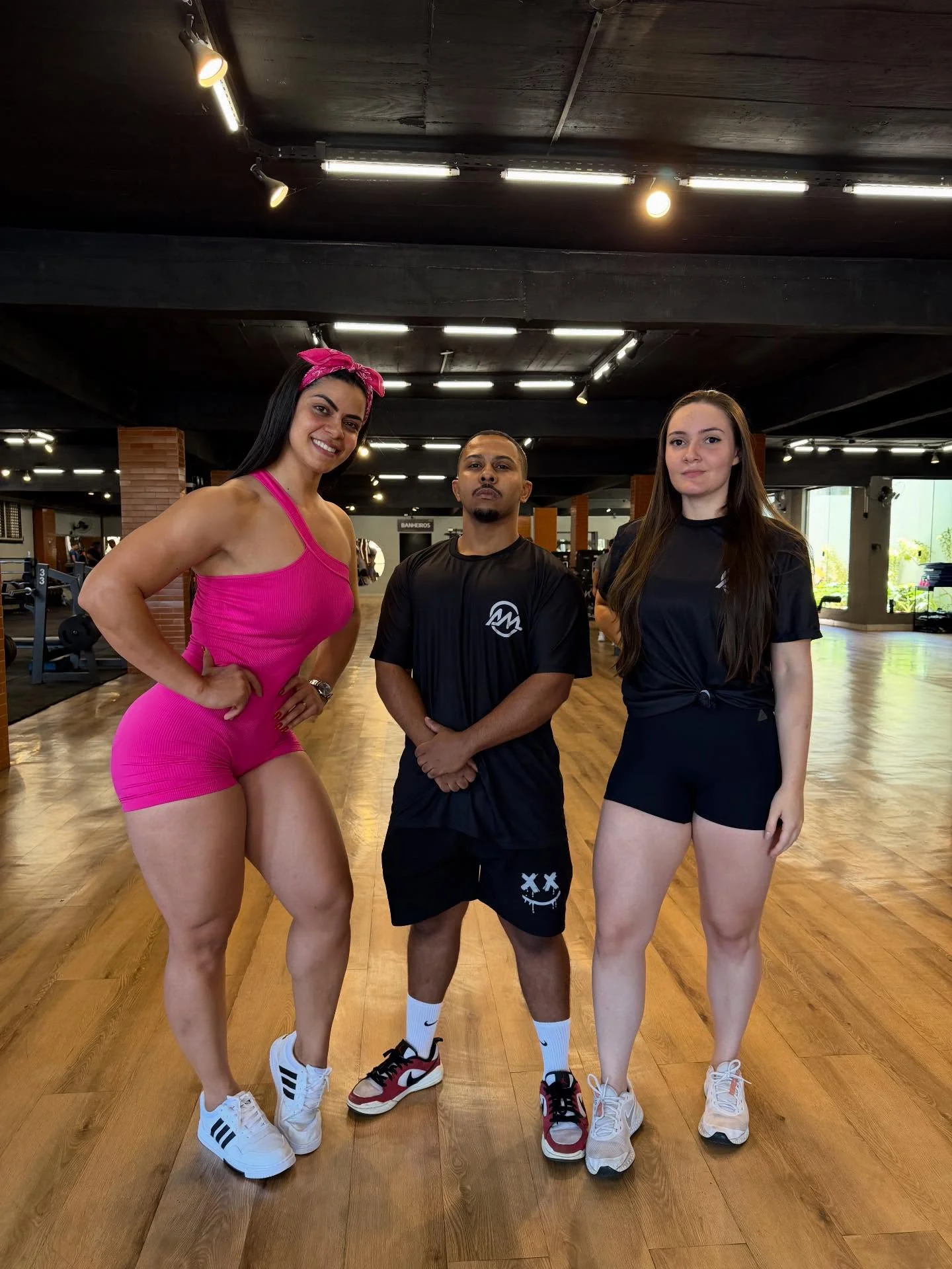 Photo by Amanda Martins da Silva/Treino em Casa on February 14, 2026. May be an image of one or more people, biceps, people smiling, people bodybuilding, activewear, sportswear, top and text.