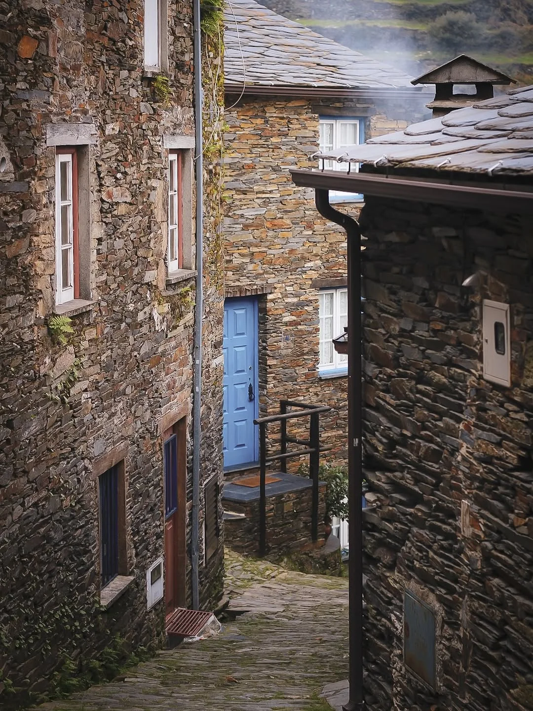 Photo shared by Aldeias Históricas de Portugal on February 21, 2026 tagging @municipioarganil, @municipioarganil, and @filipe_punilhas. May be an image of Eltz Castle, the Cotswolds, window and text.