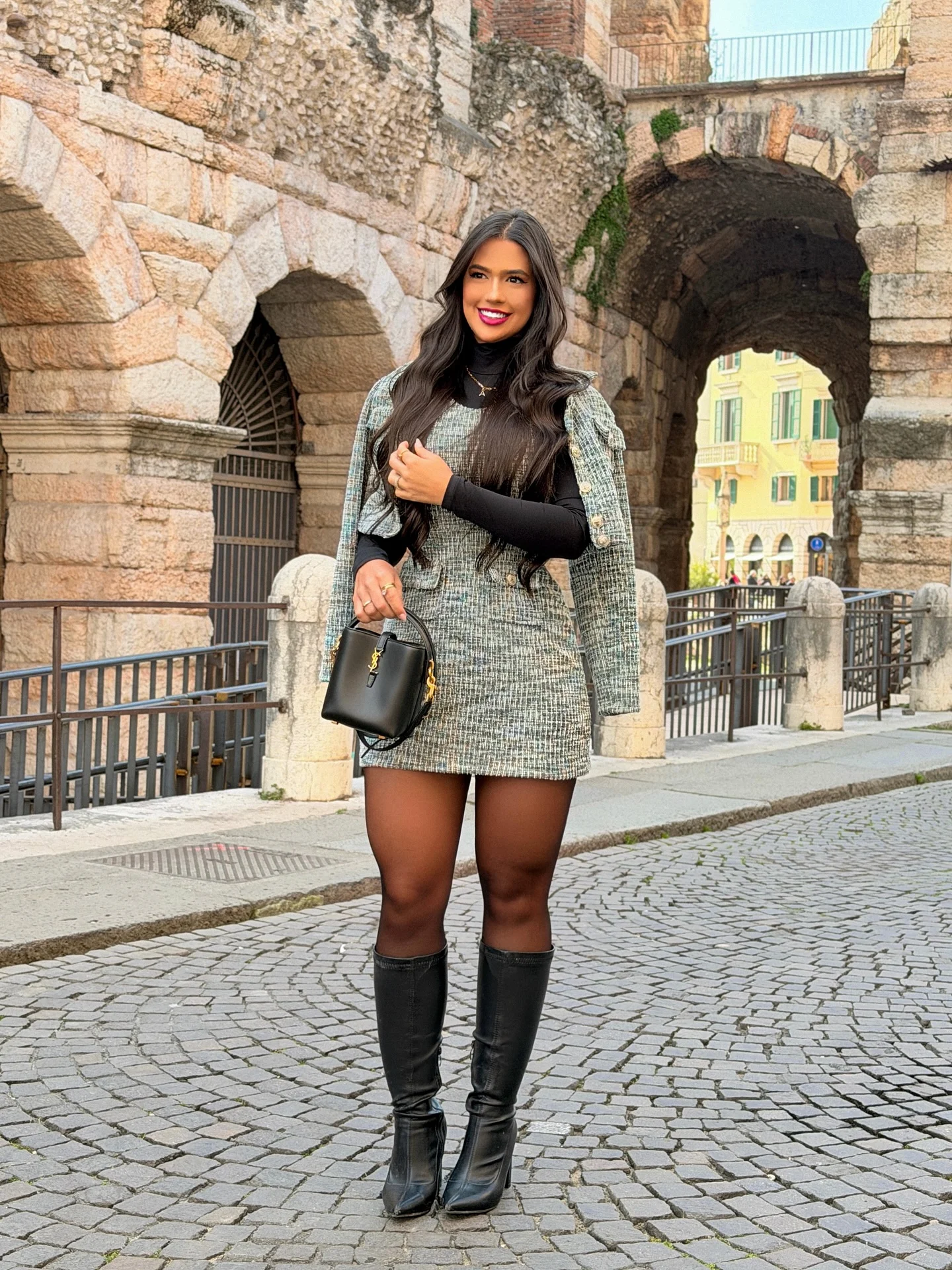 Photo by Amanda Gomes on March 25, 2026. May be an image of boots, miniskirt, tights, the Aqueduct of Segovia, Piazza di Spagna, the Pantheon and text.