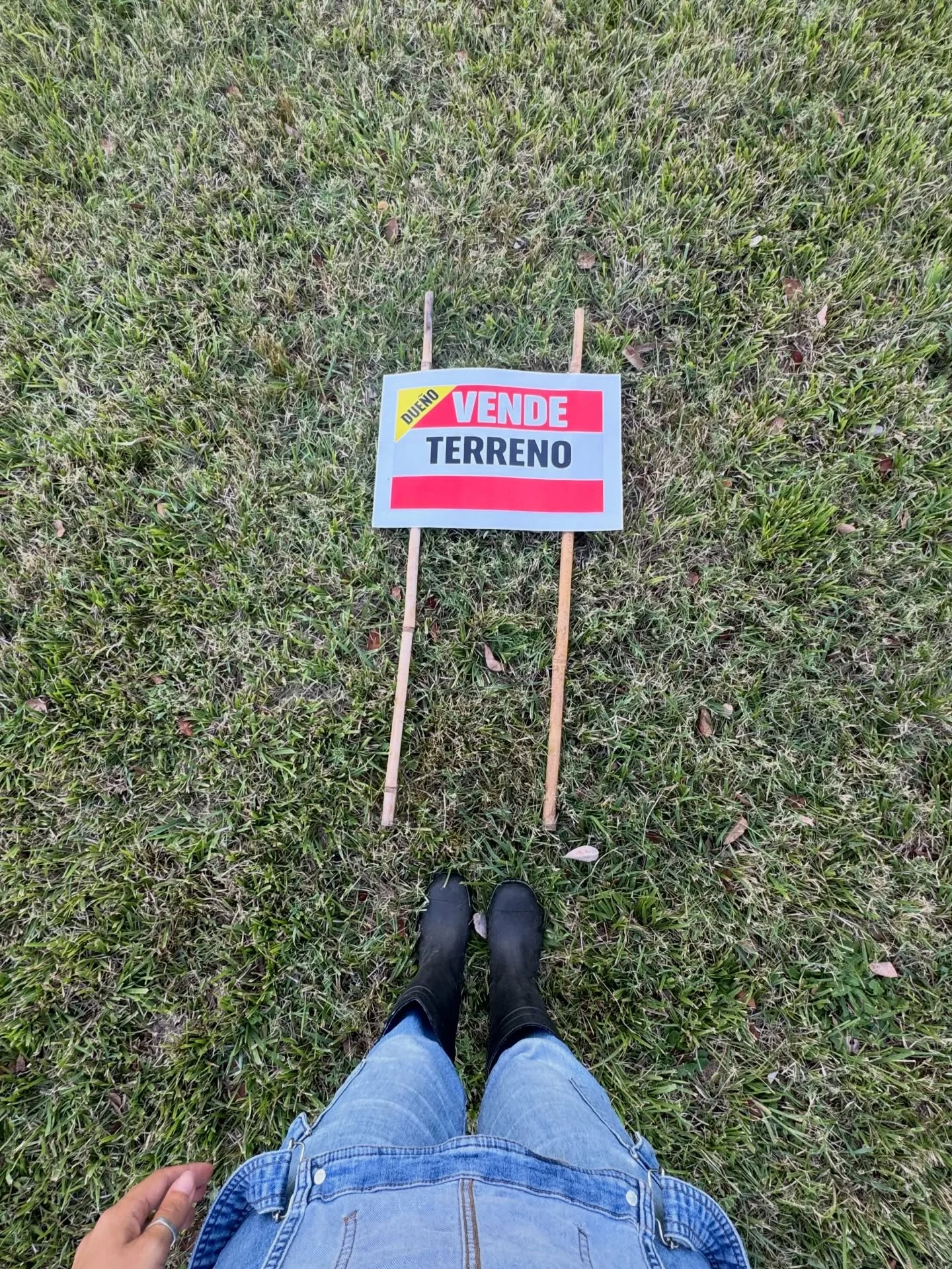 Photo by 𝗙𝐞𝐫 𝐌𝐮𝐠𝐫𝐚𝐛𝐢 on February 26, 2026. May be an image of stick, grass and text that says 'DUEN DUENI VENDE TERRENO'.