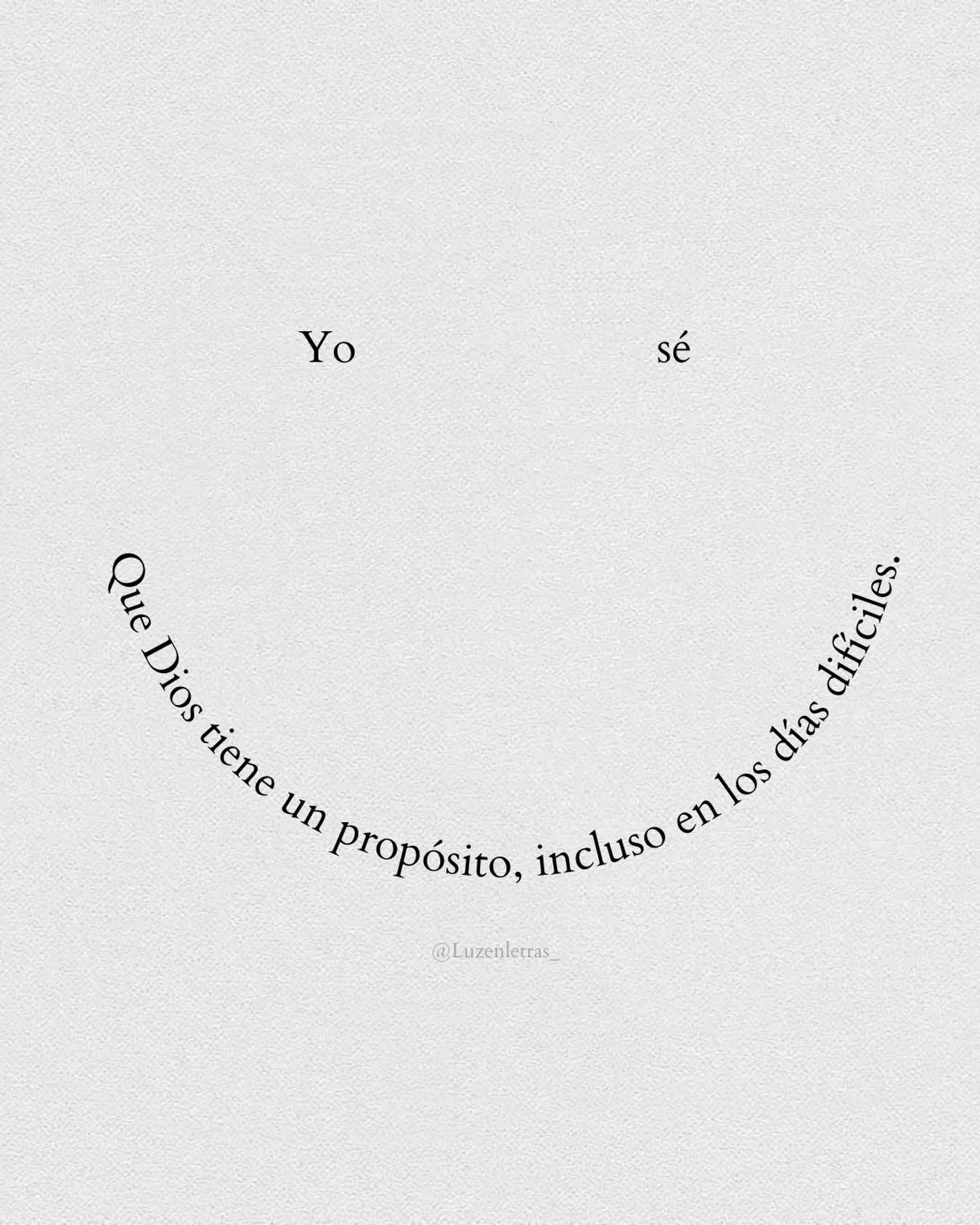 Photo shared by Luz en letras on February 17, 2026 tagging @luzenletras_. May be a black-and-white image of text that says 'Yo sé one Dios criciles dificiles. tiene tiene días días los un propósito, incluso en @ Luzenletras'.