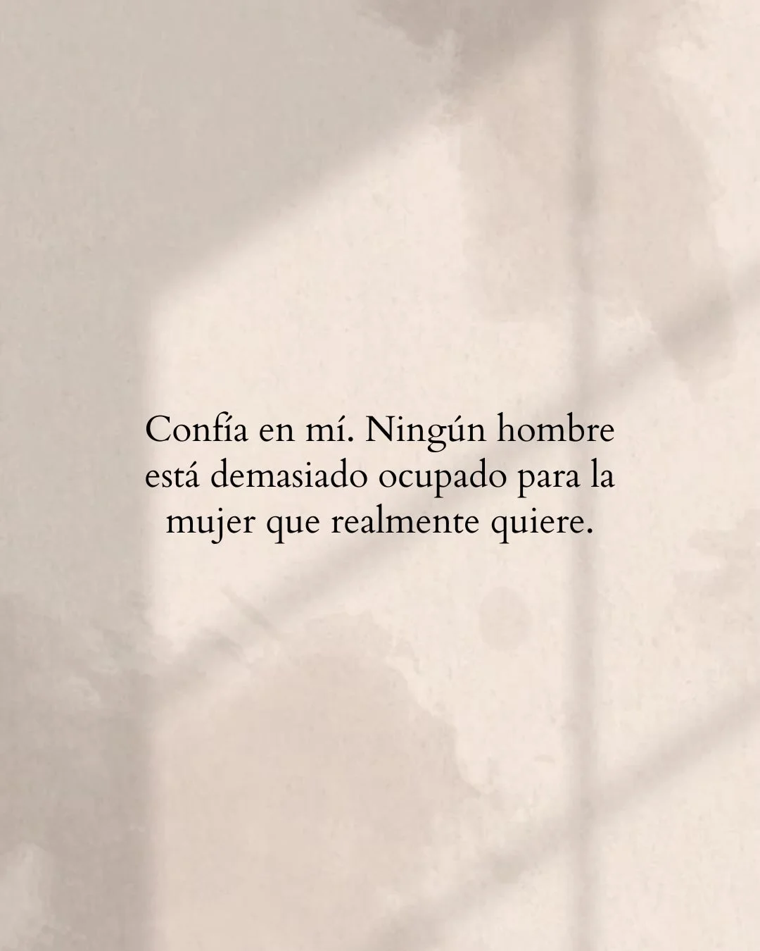 Photo by Luz en letras on February 19, 2026. May be a meme of poster and text that says 'Confía en mí. Ningún hombre está demasiado ocupado para la mujer que realmente quiere.'.