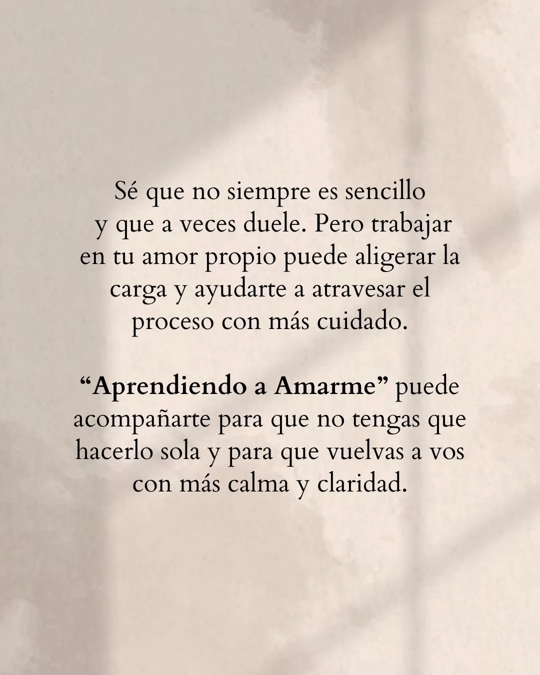 Photo shared by Luz en letras on February 19, 2026 tagging @luzenletras_. May be a meme of text that says 'Sé que no siempre es sencillo y que a veces duele. Pero trabajar en tu amor propio puede aligerar la carga y ayudarte a atravesar el proceso con más cuidado. "Aprendiendo a Amarme" puede acompañarte para que no tengas que hacerlo sola y para que vuelvas a voS con más calma y claridad.'.