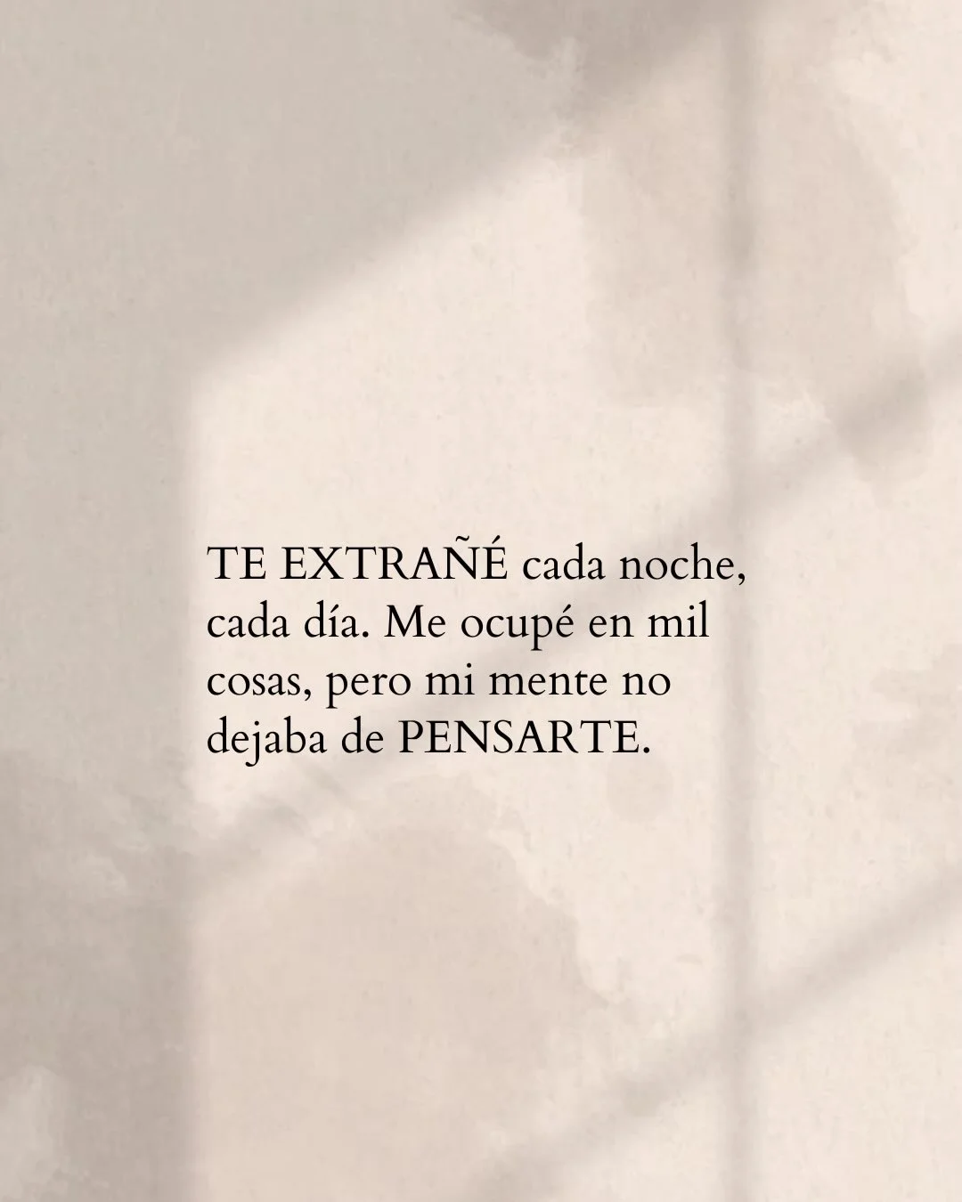 Photo shared by Luz en letras on February 15, 2026 tagging @luzenletras_. May be a meme of text that says 'en TE EXTRAÑE cada noche, cada día. Me ocupé mil cosas, pero mi mente no dejaba de PENSARTE.'.