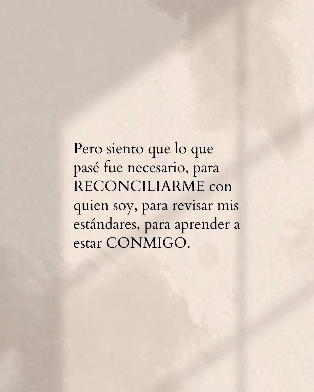 Photo shared by Luz en letras on February 15, 2026 tagging @luzenletras_. May be a meme of text that says 'Pero Perosientoqueloque siento que lo que pasé fue tue necesario, para RECONCILIARME con con quien soy, para revisar mis estándares, para aprender a estar CONMIGO.'.