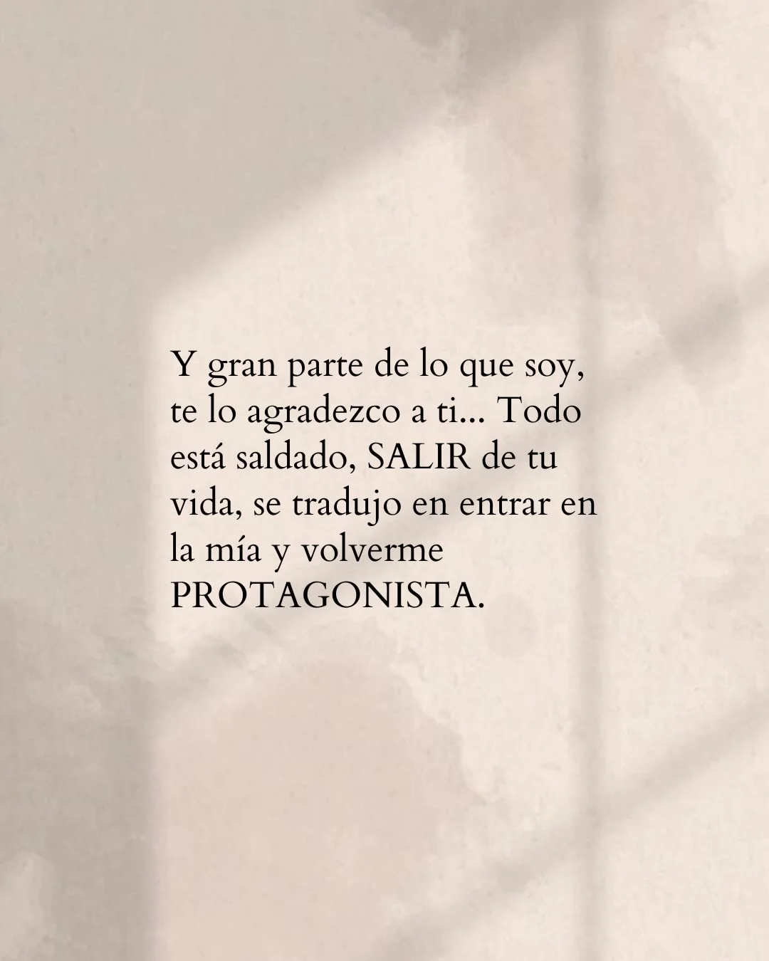 Photo shared by Luz en letras on February 15, 2026 tagging @luzenletras_. May be a meme of text that says 'Y gran parte de lo que soy, te lo agradezco a ti... Todo está saldado, SALIR de tu vida, se tradujo en entrar en la mía míay y volverme PROTAGONISTA.'.