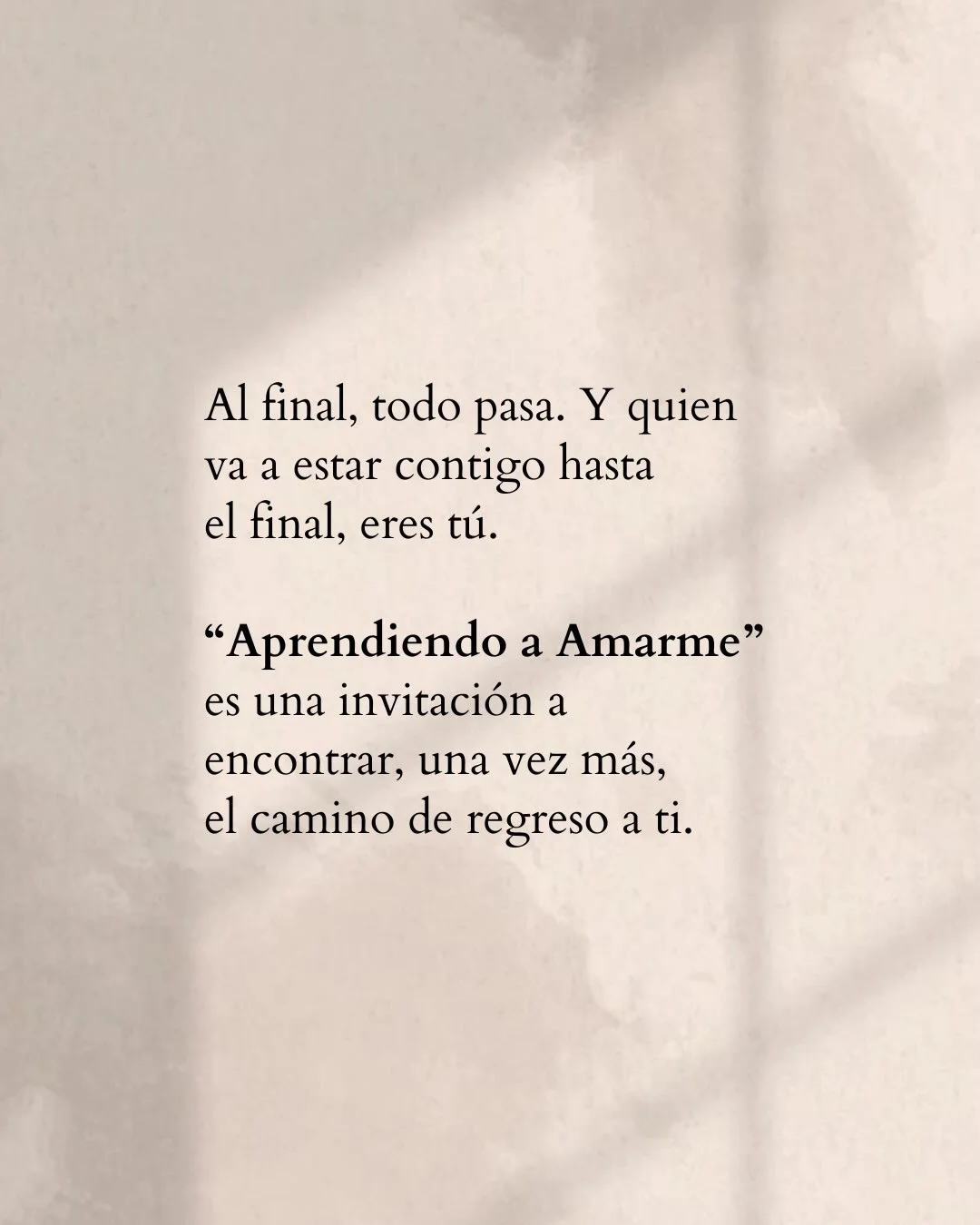 Photo shared by Luz en letras on February 15, 2026 tagging @luzenletras_. May be a meme of text that says 'Al final, todo pasa. Y quien va a estar contigo hasta el final, eres tú. "Aprendiendo a Amarme" es una invitación a encontrar, una vez más, el camino de regreso a ti.'.