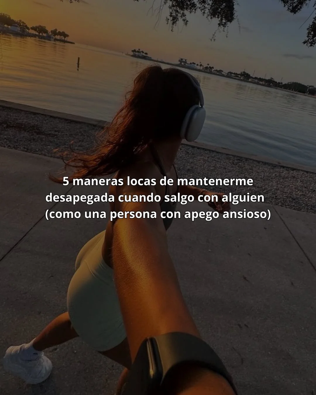 Photo by Luz en letras on February 21, 2026. May be a meme of one or more people, outdoors and text that says '5 maneras locas de mantenerme desapegada cuando salgo con alguien (como una persona con apego ansioso'.