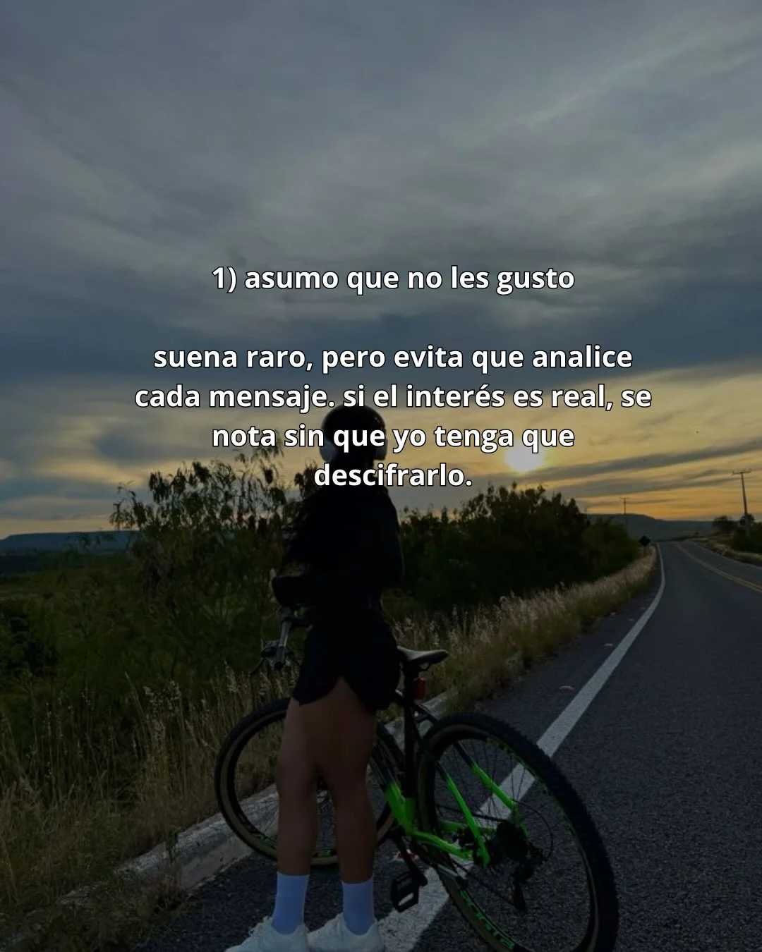 Photo by Luz en letras on February 21, 2026. May be a meme of bicycle, pie, outdoors and text that says '1) asumo que no les gusto suena raro, pero evita que analice cada mensaje. si el interés es real, se nota sin que yo tenga que descifrarlo.'.