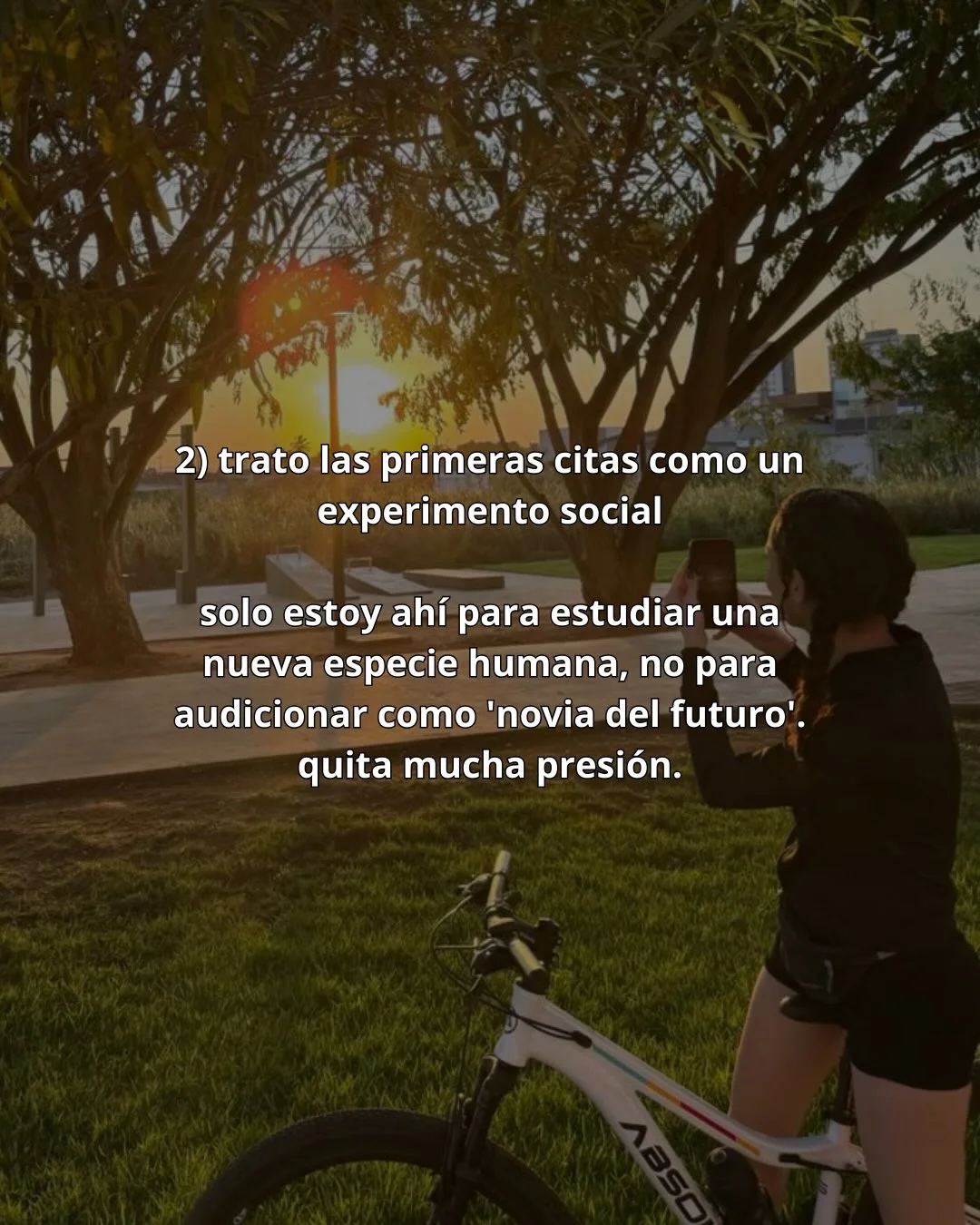 Photo by Luz en letras on February 21, 2026. May be a meme of bicycle, outdoors and text that says '2) trato las primeras citas como un experimento social solo estoy ahí para estudiar una nueva especie humana, no para audicionar como 'novia del futuro'. quita mucha oresión'.