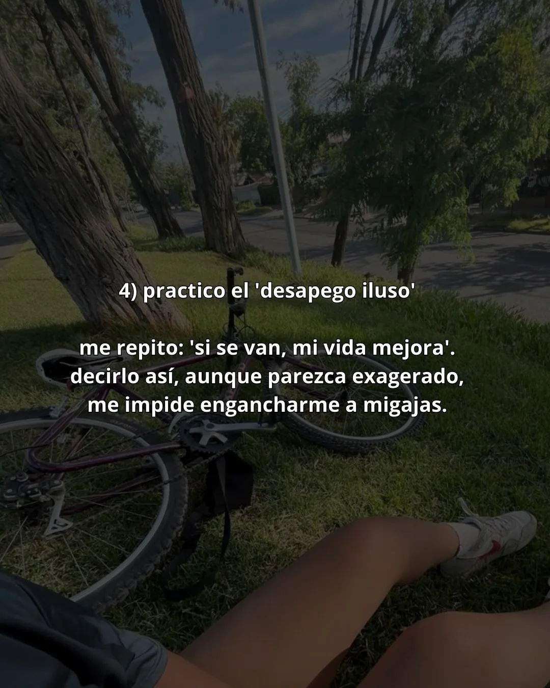 Photo by Luz en letras on February 21, 2026. May be a meme of pie, outdoors and text that says '4) practico el 'desapego iluso' me repito: 'si se nereito:'sisevan,mividamejoral. van, mi vida mejora'. decirlo así, aunque parezca exagerado, me impide engancharme a migajas.'.